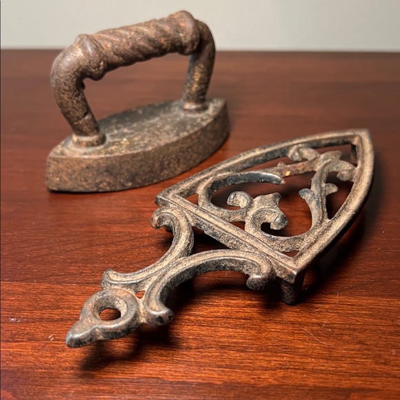 Vintage Farmhouse Rustic Miniature Cast Iron Toy Sad Iron With Trivet - Picture 1 of 7